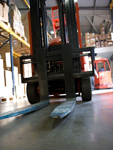 Depoda forklift ile ürün yerleştirme